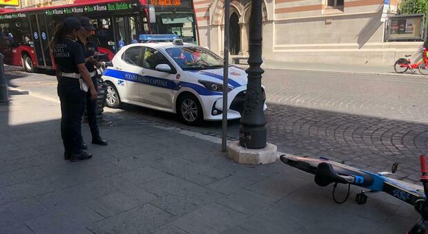Roma, lanciano bici e bottiglie contro le auto in transito, gli agenti sparano un colpo di pistola. Arrestati due cittadini africani