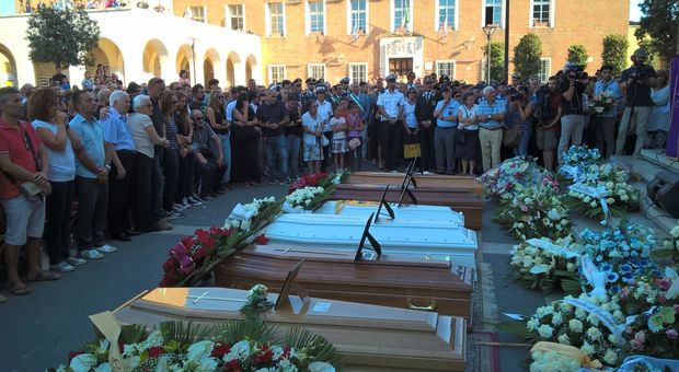 Pomezia, celebrati i funerali di 6 delle vittime del terremoto