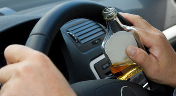 Perde la patente e guida ubriaco a tutta velocità: 33enne nei guai