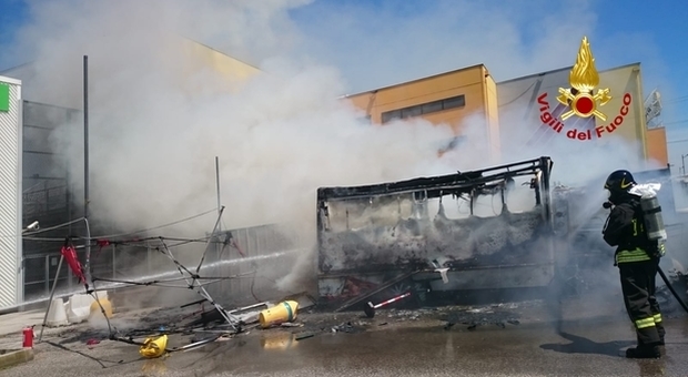Esplode il furgone dei panini vicino a centro commerciale: quattro feriti, due donne gravi