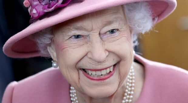 La regina Elisabetta “boccia” McDonald's e KFC, ma ama mangiare gli hamburger: ecco il perchè