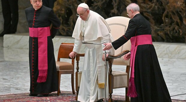 Papa Francesco: «Non posso camminare, devo obbedire al medico e fermarmi»