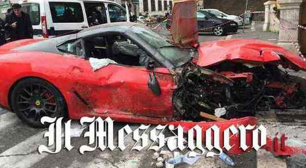 Viminale, Ferrari si schianta dentro un negozio: il garagista perde il controllo del bolide di un turista
