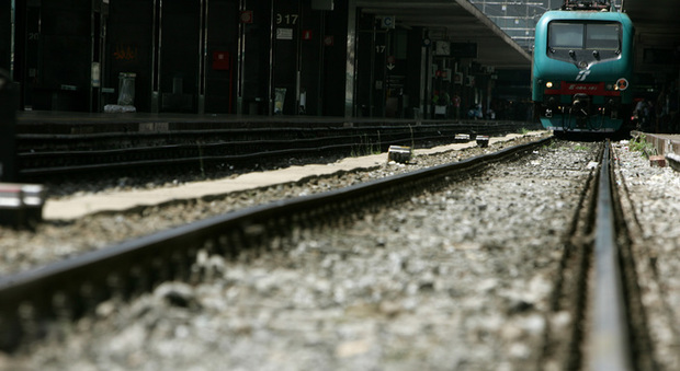 Suicidio sotto un treno: a giudizio il macchinista e due operatori