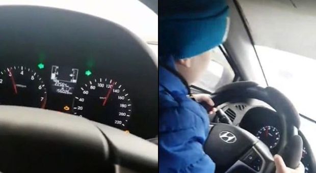 Bimbo di 4 anni guida a 130 in autostrada, la mamma orgogliosa pubblica il video ma finisce nei guai