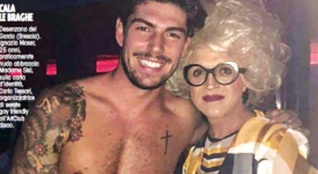 Ignazio Moser con la drag queen Madame Sisì nella discoteca ArtClub di Desenzano del Garda