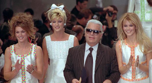Karl Lagerfeld morto, l'addio social del mondo della moda. Donatella Versace: «Io e Gianni abbiamo imparato da te»