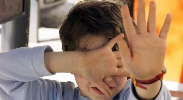 Bimbo aggredito a 4 anni nel Napoletano: sviene, soccorso dalla folla