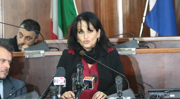 Il sindaco Rosa Capuozzo ritira le dimissioni. «Ho deciso di restare per difendere la mia città»