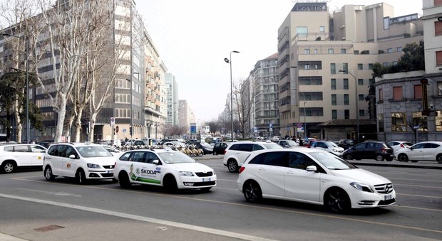 Milano, tassisti lanciano uova contro Ncc: l'autista scende e punta la pistola