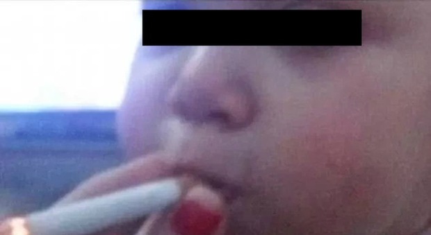 Il neonato fuma una sigaretta, la mamma pubblica la foto su Instagram
