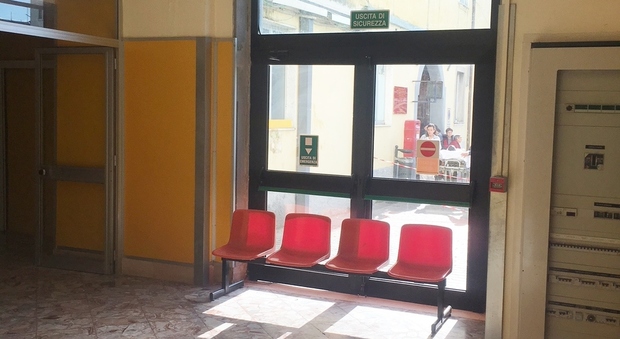 La fila di sedie che ostruisce l'uscita di sicurezza