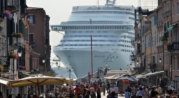 Venezia, via le navi da crociera dalla laguna, il ministro Toninelli: «Città a rischio»