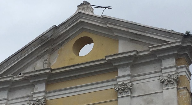 Rischia di crollare la croce dal tetto della chiesa del '500: i fedeli «Brutto segno»