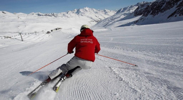 Sciatore sulle piste del carosello Dolomiti Superki