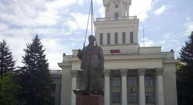Russi, Kherson tra occupazione e referendum: tornano i rubli e la statua di Lenin