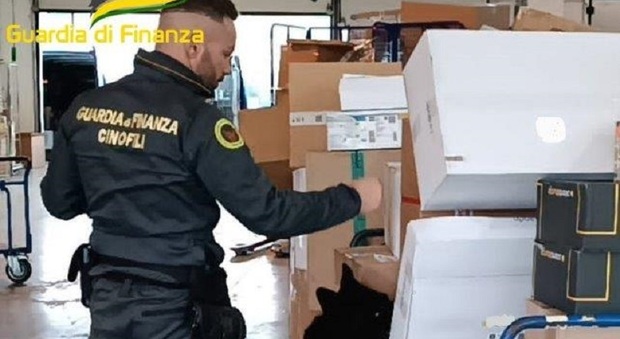 Civitanova, 37 chili di droga trovati in un magazzino: stavano per essere consegnati sotto forma di pacchi