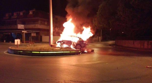 Castelvolturno, incidente sulla Domiziana: auto prende fuoco, guidatore carbonizzato