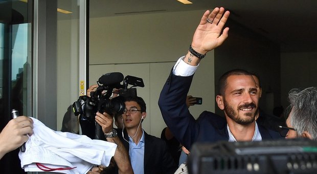 Higuain arriva a Milano: «Ho già parlato con Gattuso». Cori contro Bonucci
