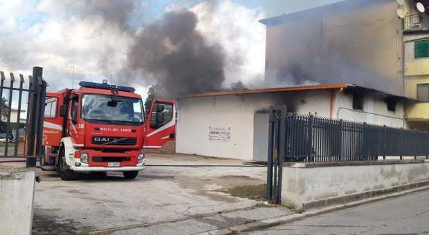 Incendio a Marano, deposito di arredamenti divorato dalle fiamme: malore per il proprietario