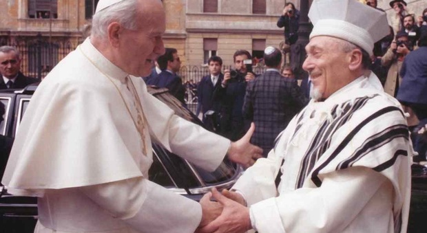 13 aprile 1986 Papa Giovanni Paolo II visita la sinagoga di Roma