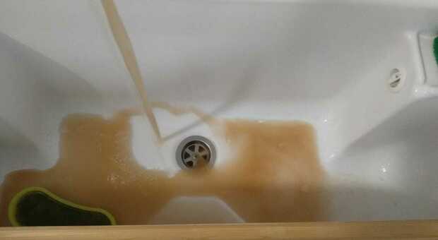 Il caso dell’acqua rossa dai rubinetti e l'ira dei residenti: l’Apm prende in mano la situazione