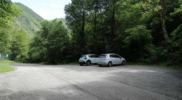 Il parcheggio all'inizio dei sentieri del bosco delle Penne Mozze dove Angelika Hutter ha bivaccato prima della tragedia di Santo Stefano di Cadore