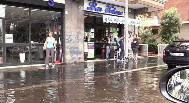 Ostia, pioggia nella prima mattinata: strade allagate e negozi impraticabili