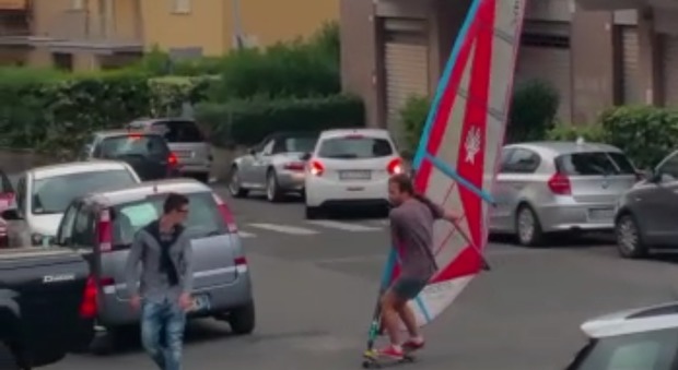 Viterbo, col windsurf in mezzo al traffico: l'impresa fa il giro del web
