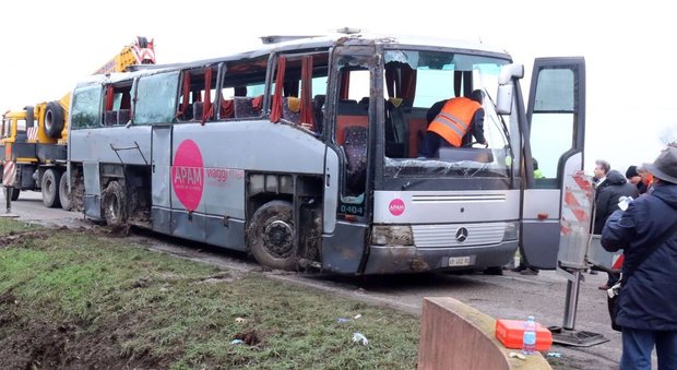 Scuolabus fuori strada con 28 bimbi a bordo: 23 feriti, autista colto da malore