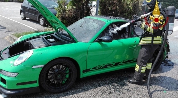 Porsche prende fuoco in corsa: il proprietario si salva, bolide distrutto