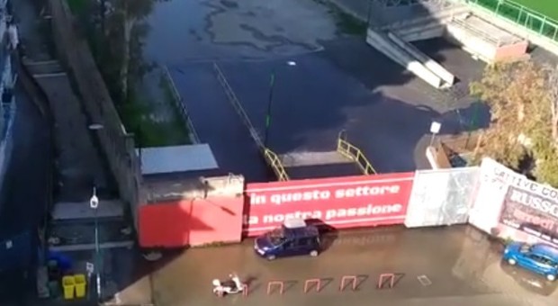 Si rompe una condotta idrica: allagato il parcheggio dello stadio Liguori
