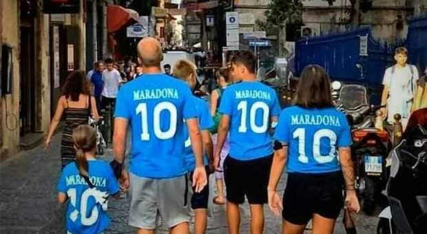 Napoli, una famiglia del nord in visita al centro storico con le maglie di Maradona