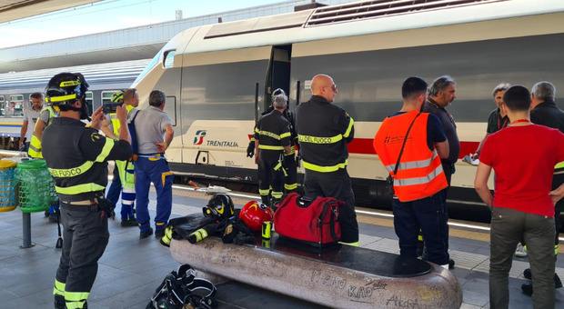 Vigili del fuoco e personale ferroviario alla stazione centrale di Pescara per l'emergenza incendio sull'Intercity