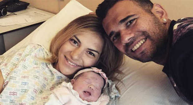 Leandro Castan con la moglie Bruna e la figlia Raffaella appena nata (Twitter)