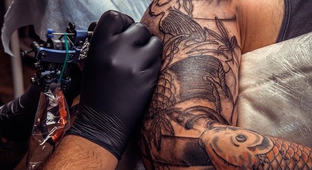 Piercing e tattoo: alle aziende sanitarie la formazione dei tatuatori