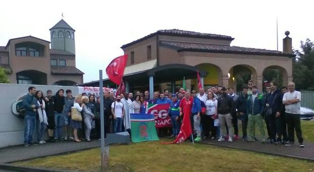 I lavoratori della “Doria” in presidio davanti allo stabilimento di Parma