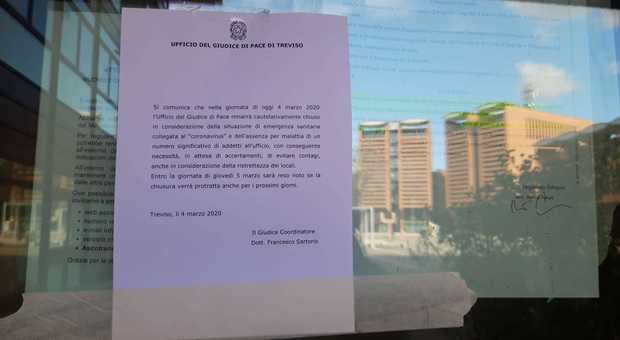 Il cartello all'ingresso degli uffici del Giudice di pace di Treviso