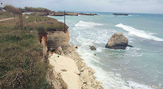 Un tratto di costa colpita dall'erosione nel Salento