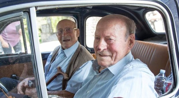 Gino e Innocente, festa per 101 anni dei nonni gemelli: "Segreti? Il minestrone dell'orto"