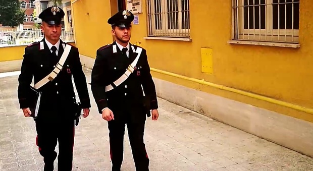 Roma, rapinavano le coppiette dei cellulari: in manette due fratelli romeni