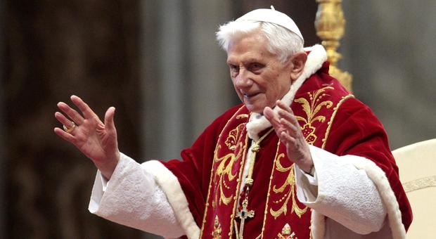 Papa Ratzinger choc: "Ha malattia paralizzante, gira in carrozzina". La rivelazione del fratello