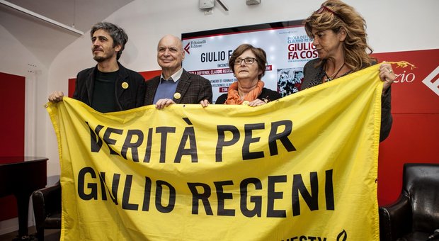 Giulio Regeni, presentato a Milano «Giulio fa cose». La mamma: «Un libro per riempire anche il silenzio assordante dei governi di questi quattro anni»