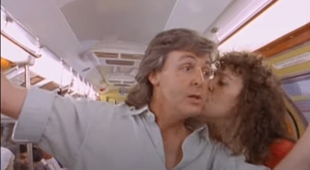 Paul McCartney nel video della canzone Press baciato da Claudia Ieronutti