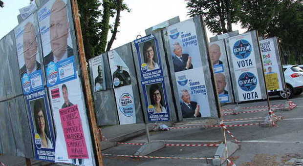 Lista sbagliata nei poster elettorali per 5 ritirati: il Comune rimedia