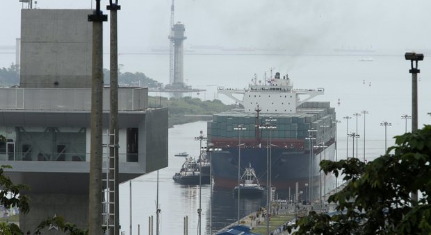 Panama, con una mega portacontainer apre il nuovo canale