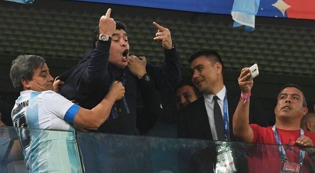 Mondiali, che paura per Maradona! Malore in tribuna, portato in infermeria