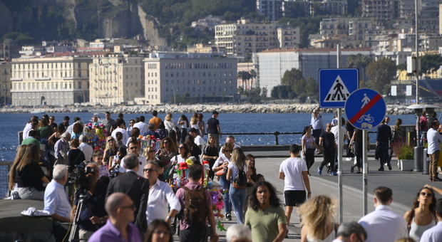 Turismo, Napoli sold out per il “ponte”: 80mila presenze, fino a 300 euro il prezzo di una camera