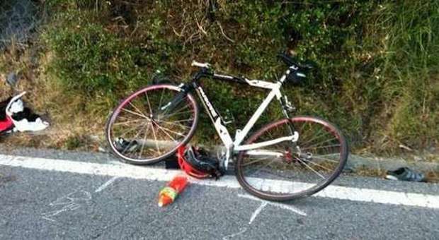 Cade in bici durante una gita muore cicloamatore di 70 anni
