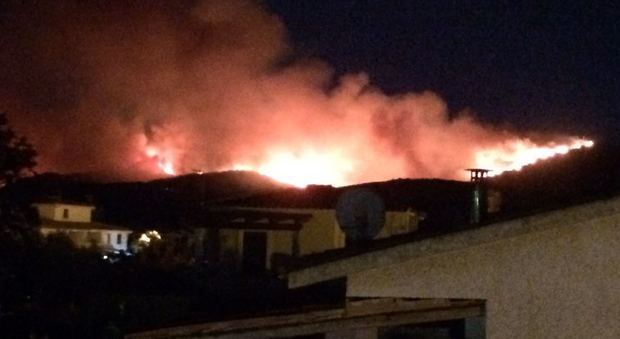 Sardegna, incendi a san Teodoro: case evacuate